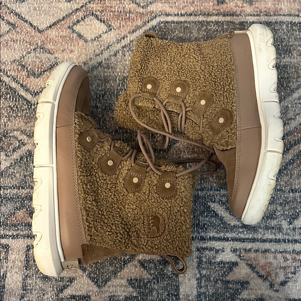 Sorel Tan lace up Sherpa Boots - size 8